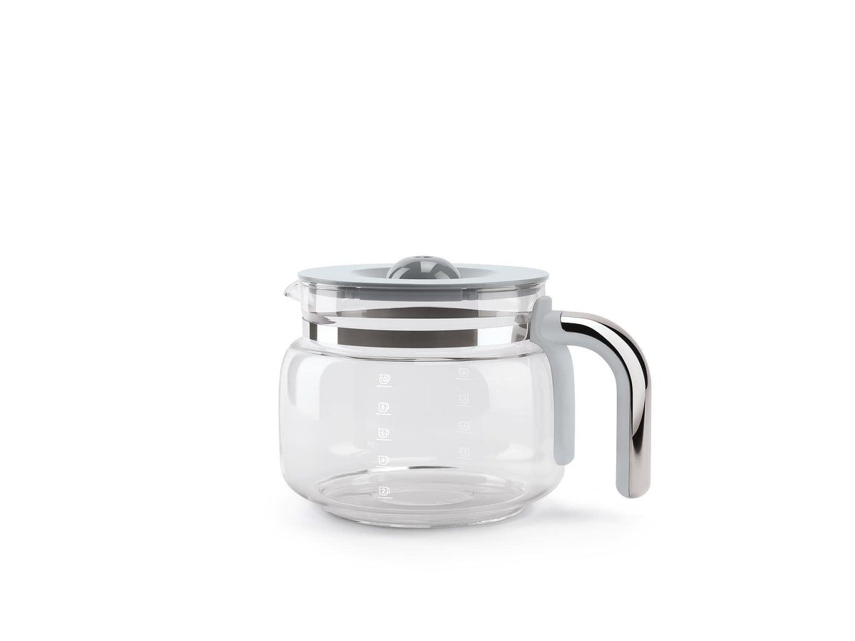 Smeg carafe en verre face montrant design rétro et facilité de versement