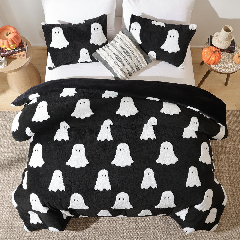 Smoofy couette sur lit mise en scène créant ambiance Halloween accueillante