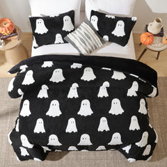Smoofy couette sur lit mise en scène créant ambiance Halloween accueillante