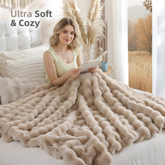 Smoofy plaid drapé sur canapé apportant chaleur et style naturel