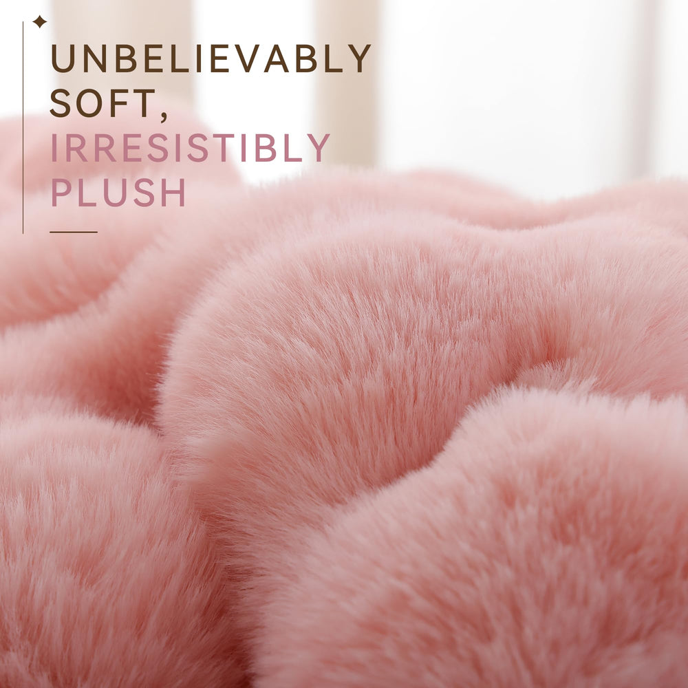 Smoofy plaid sur canapé apportant style blush et harmonie décorative