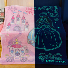 Snooze Bliss plaid posé sur un lit enfant coordonné au thème princesse