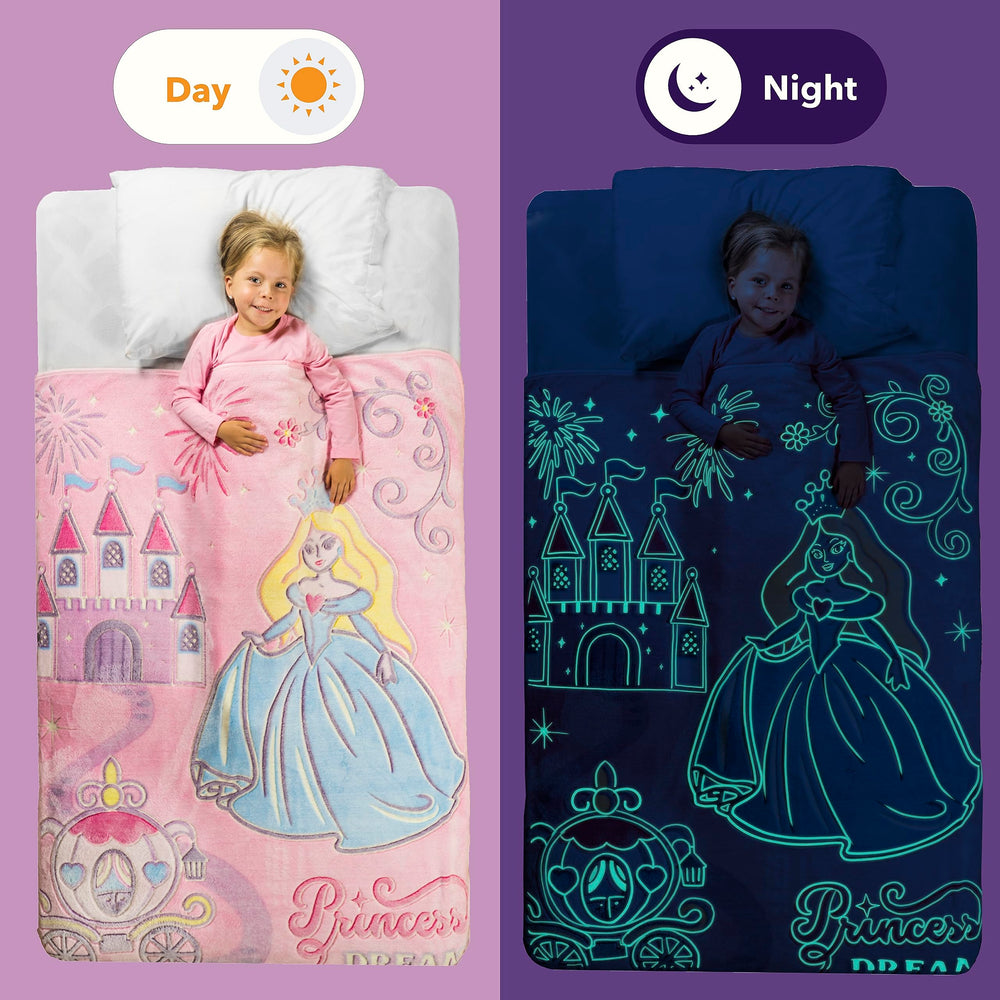 Snooze Bliss moment d'anniversaire enfant recevant la couverture comme cadeau