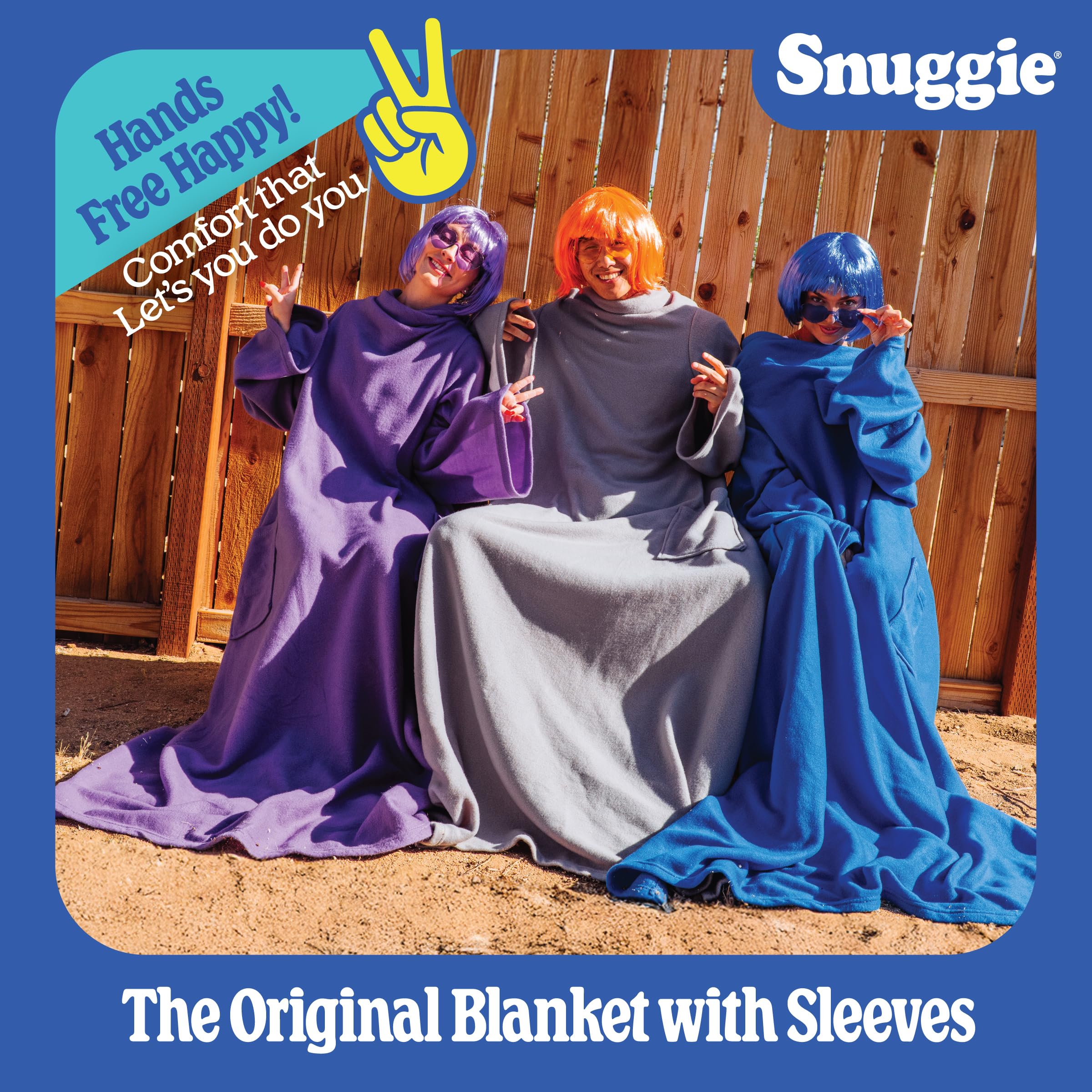 Personne portant Snuggie sur canapé, Snuggie apporte chaleur et mobilité