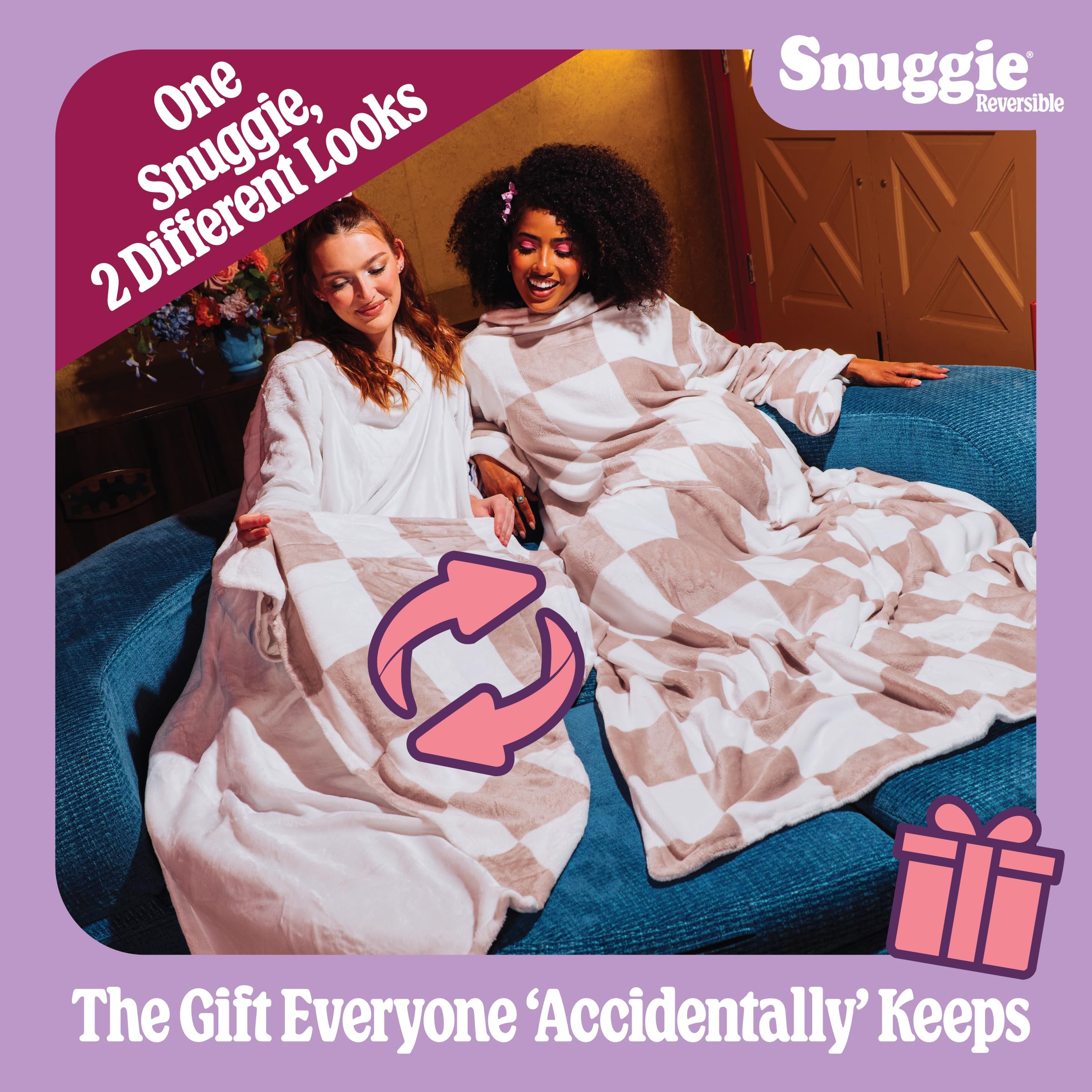 Snuggie porté sur canapé montrant confort et liberté de mouvement