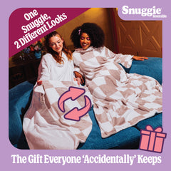 Snuggie porté sur canapé montrant confort et liberté de mouvement