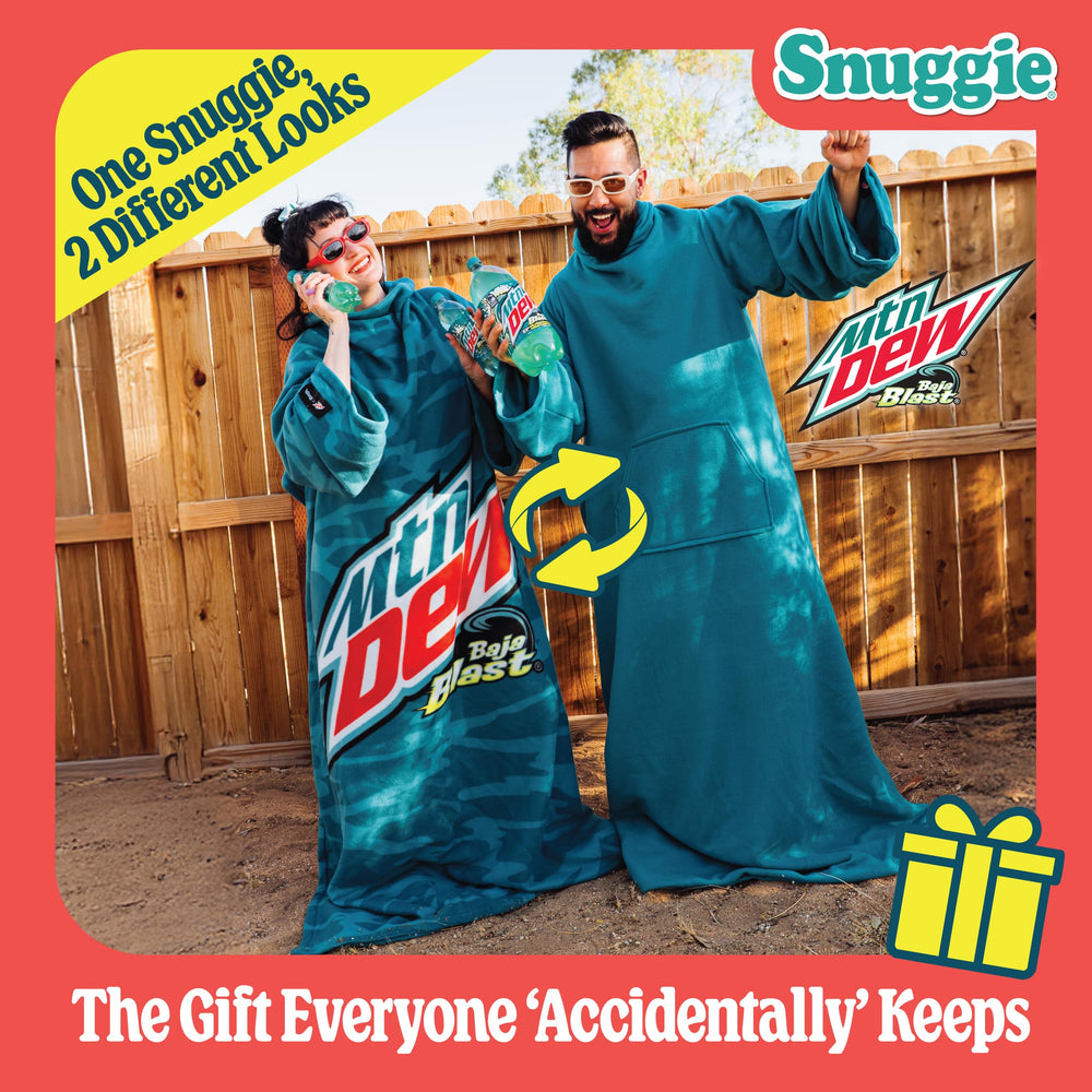 Personne sur canapé portant Snuggie et tenant télécommande Snuggie chauffant