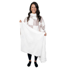 Snuggie vue frontale du plaid à manches avec logo et design réversible