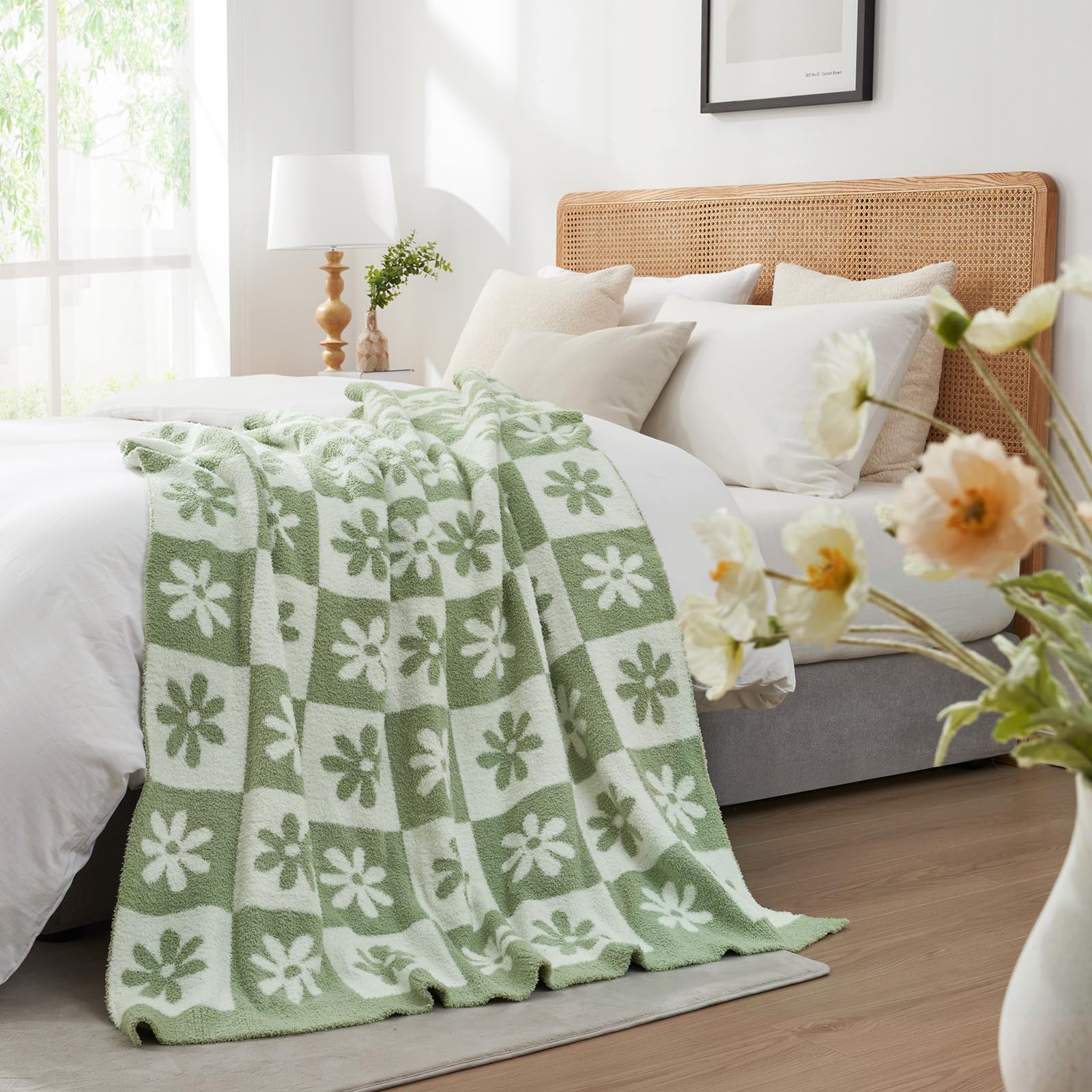 Snuggle Sac plaid à côté d’un coussin pour visualiser la taille pratique