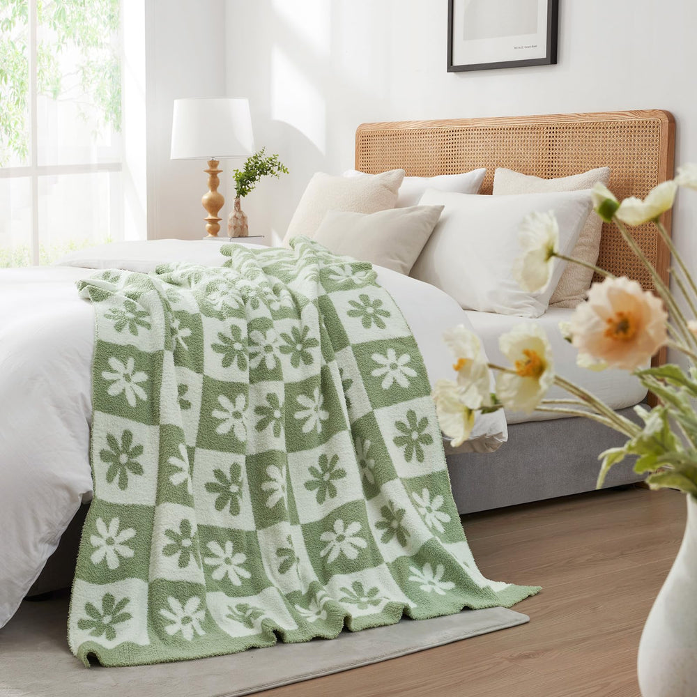 Snuggle Sac plaid à côté d’un coussin pour visualiser la taille pratique