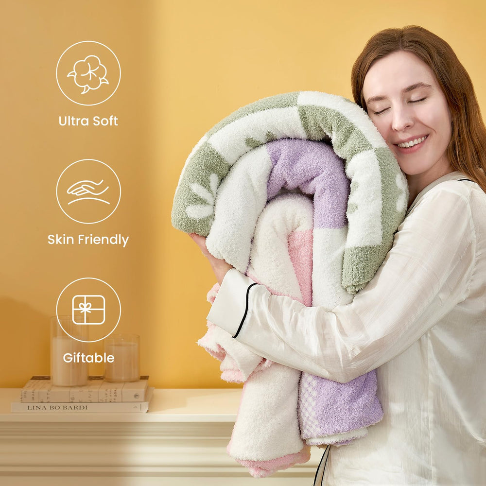 Snuggle Sac plaid posé sur canapé apportant chaleur et style au salon