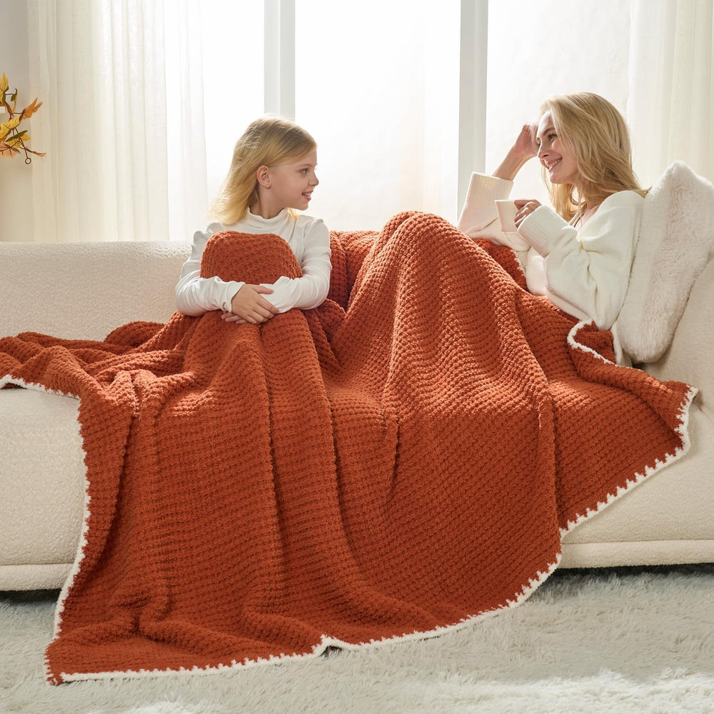 Snuggle Sac plaid posé sur canapé illustrant ambiance chaleureuse