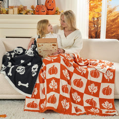 Snuggle Sac plaid posé à côté d'une personne pour montrer dimensions 50×60