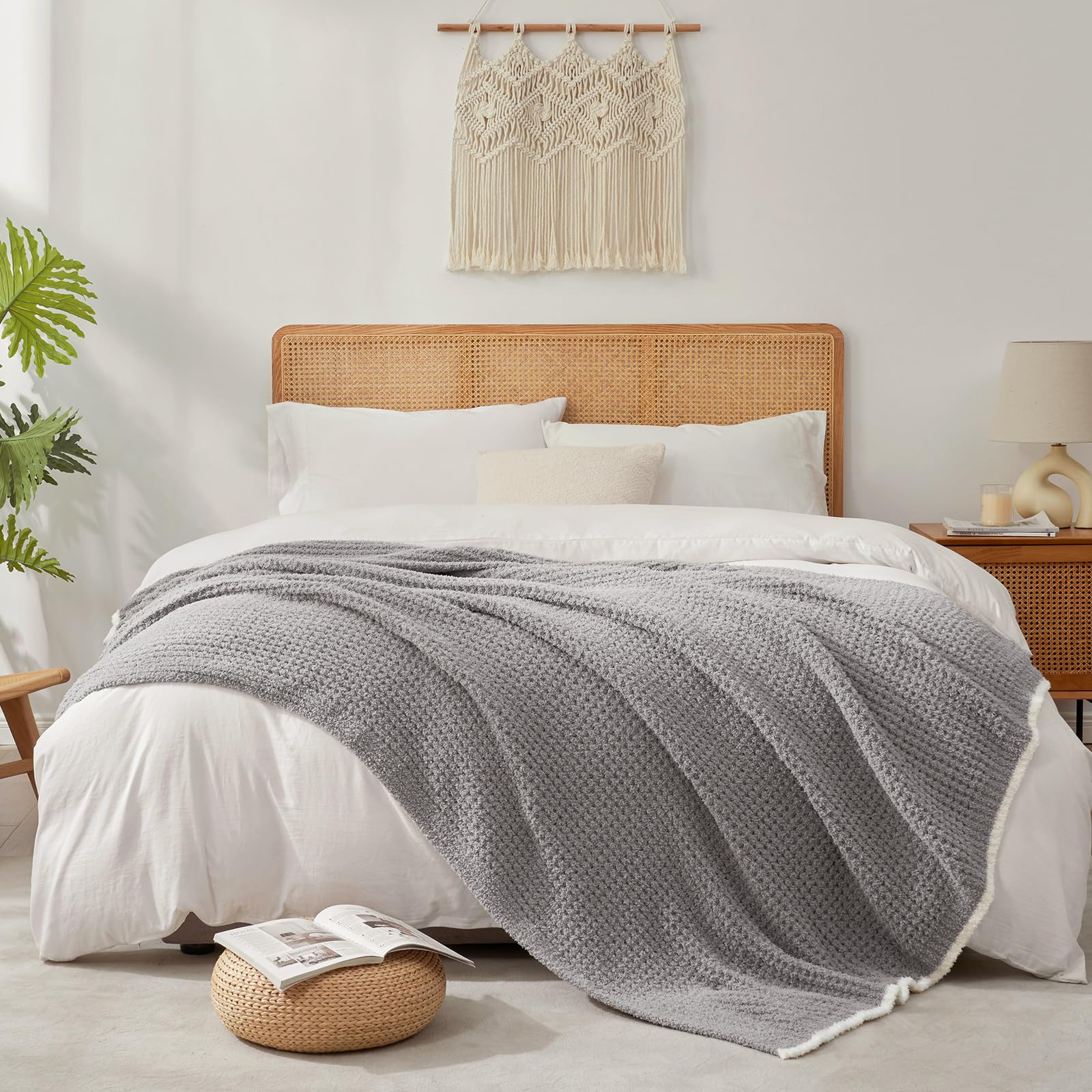 Snuggle Sac plaid à côté d’un coussin pour visualiser taille
