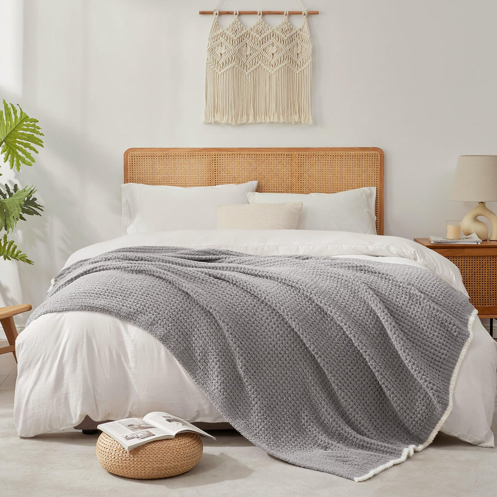 Snuggle Sac plaid à côté d’un coussin pour visualiser taille