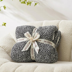 Snuggle Sac plaid posé sur canapé apportant confort et style instantané