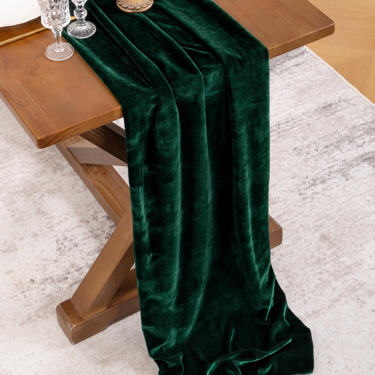 Socomi chemin de table en usage sur table de réception apportant sophistication