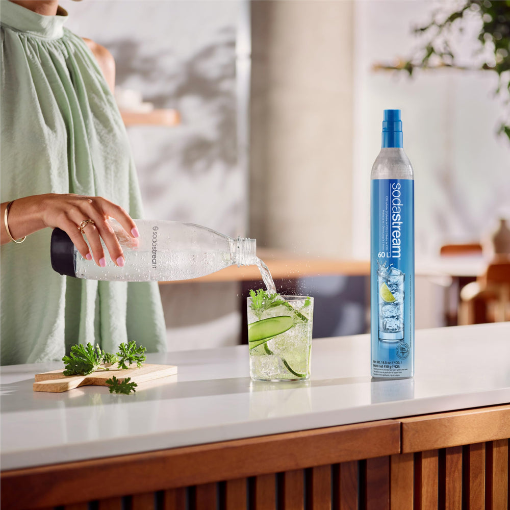 SodaStream comparaison taille avec main montrant compacité et gain d'espace