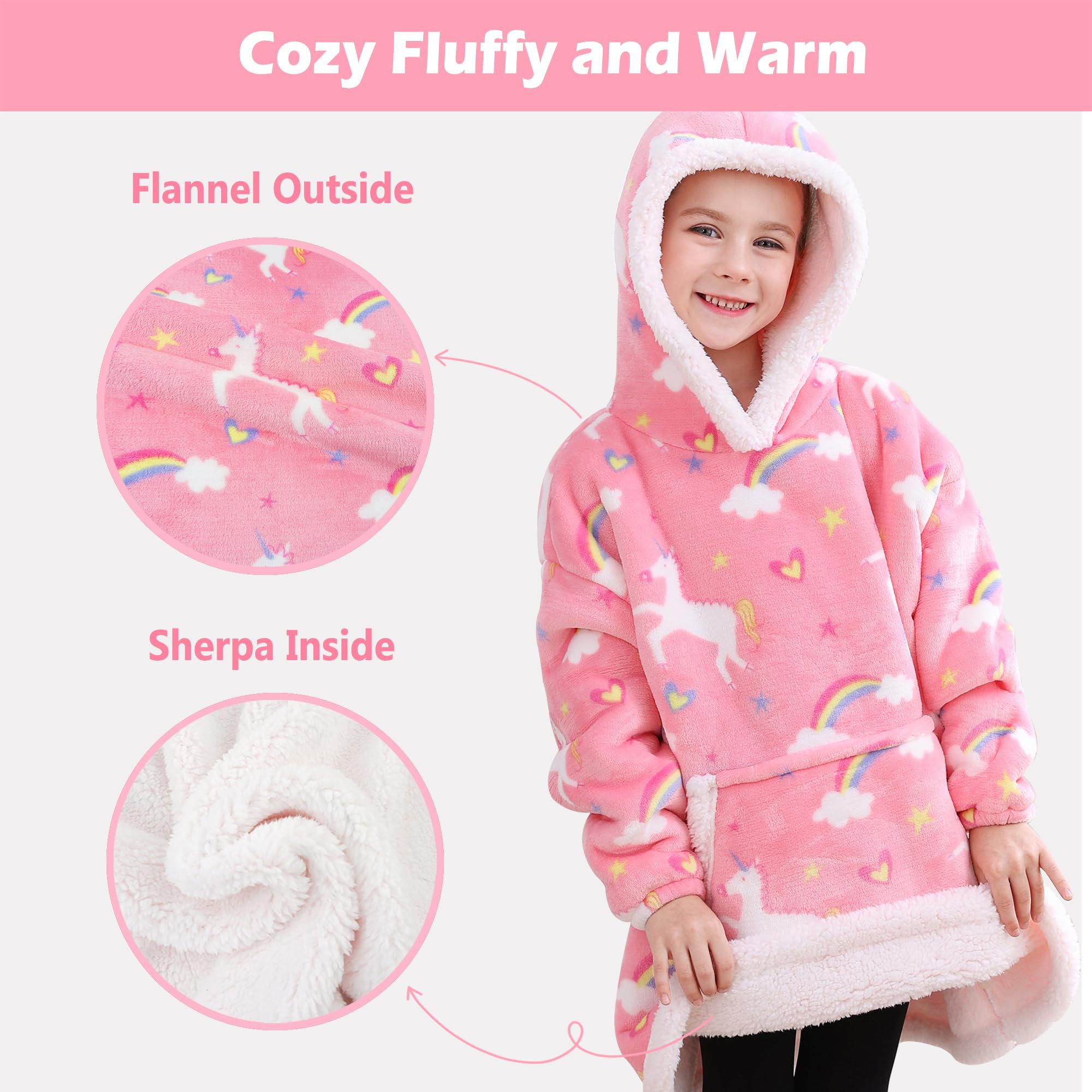 Softan enfant portant le hoodie couverture sur un canapé pour confort et jeu