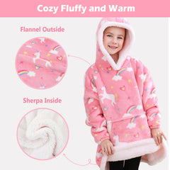 Softan enfant portant le hoodie couverture sur un canapé pour confort et jeu