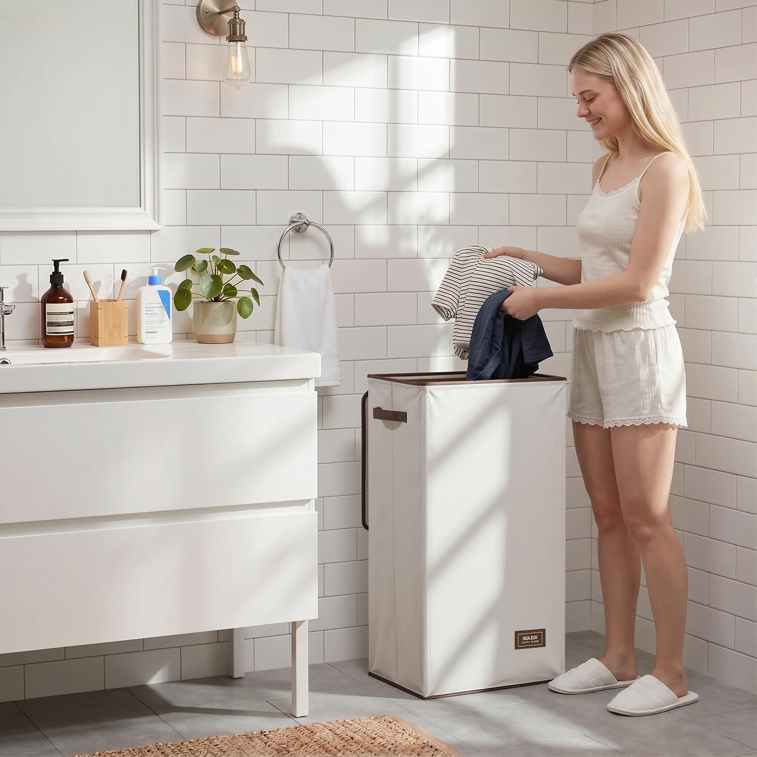 SOLEDI panier à côté d’une chaise pour échelle de taille — montre la capacité 100L