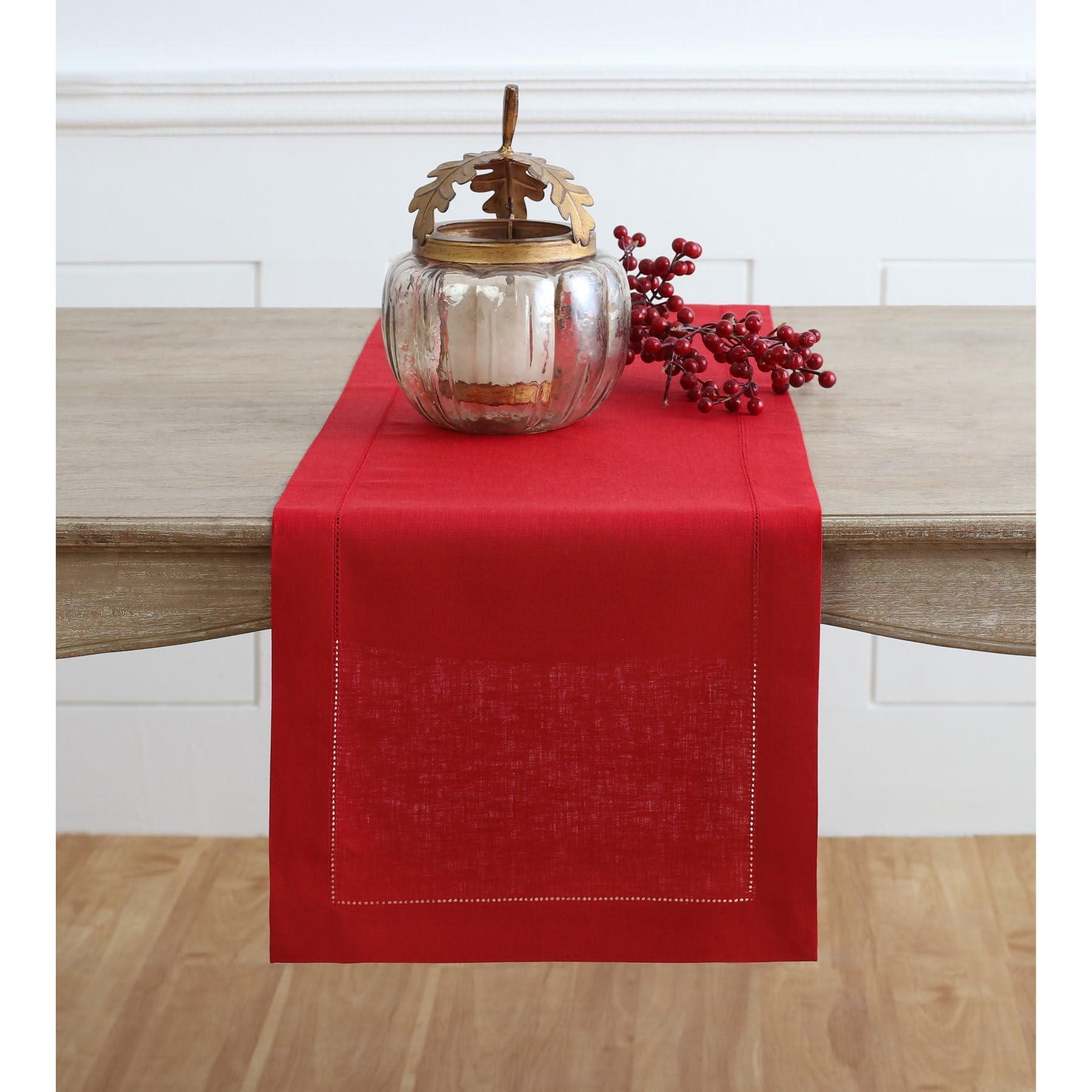 Solino Home chemin de table face avant affichant un rouge élégant et net