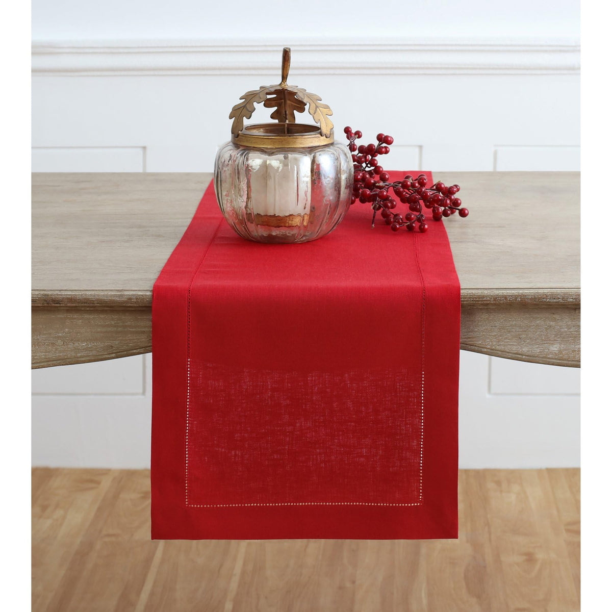 Solino Home chemin de table face avant affichant un rouge élégant et net