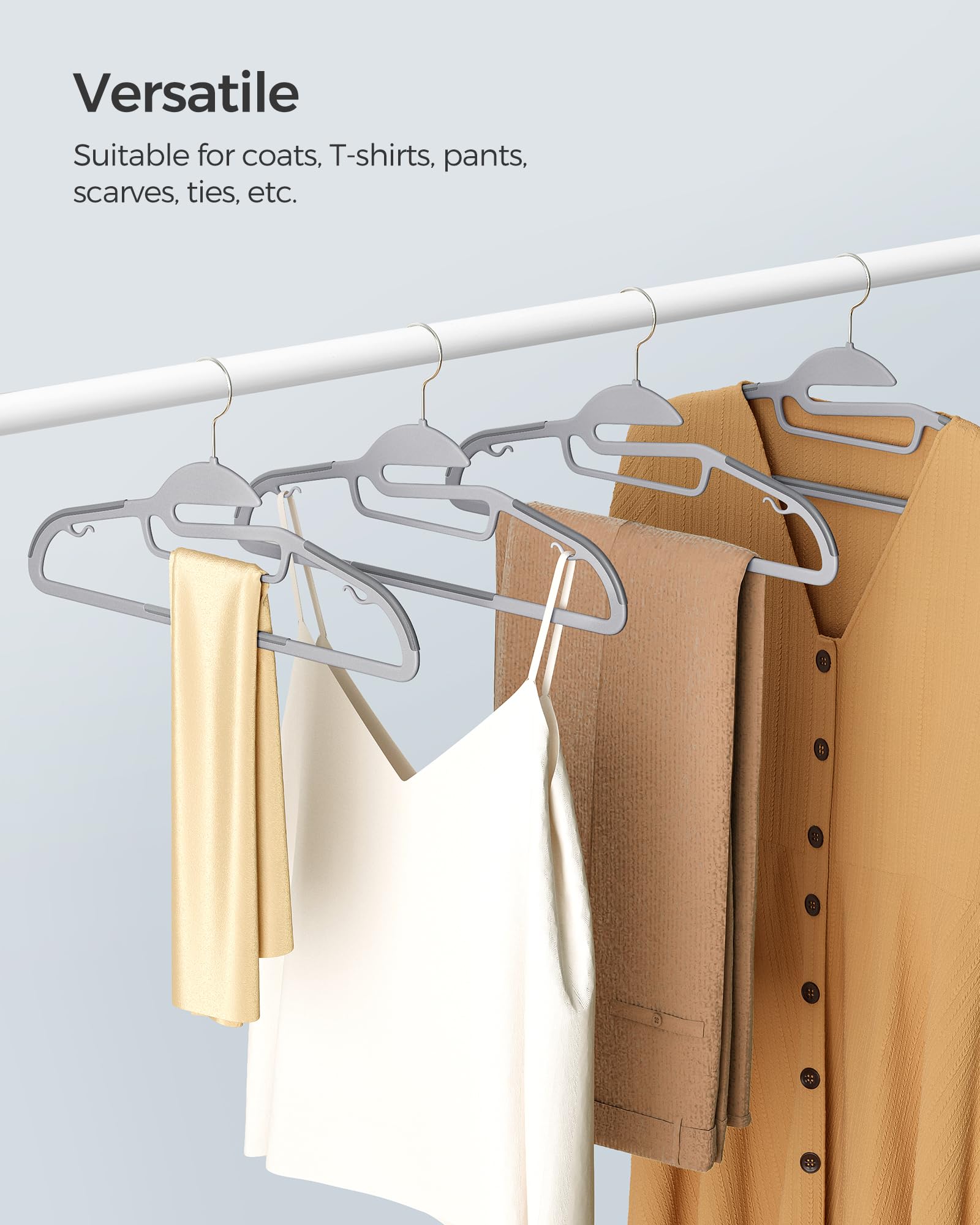 SONGMICS plusieurs cintres dans un dressing montrant organisation accrue