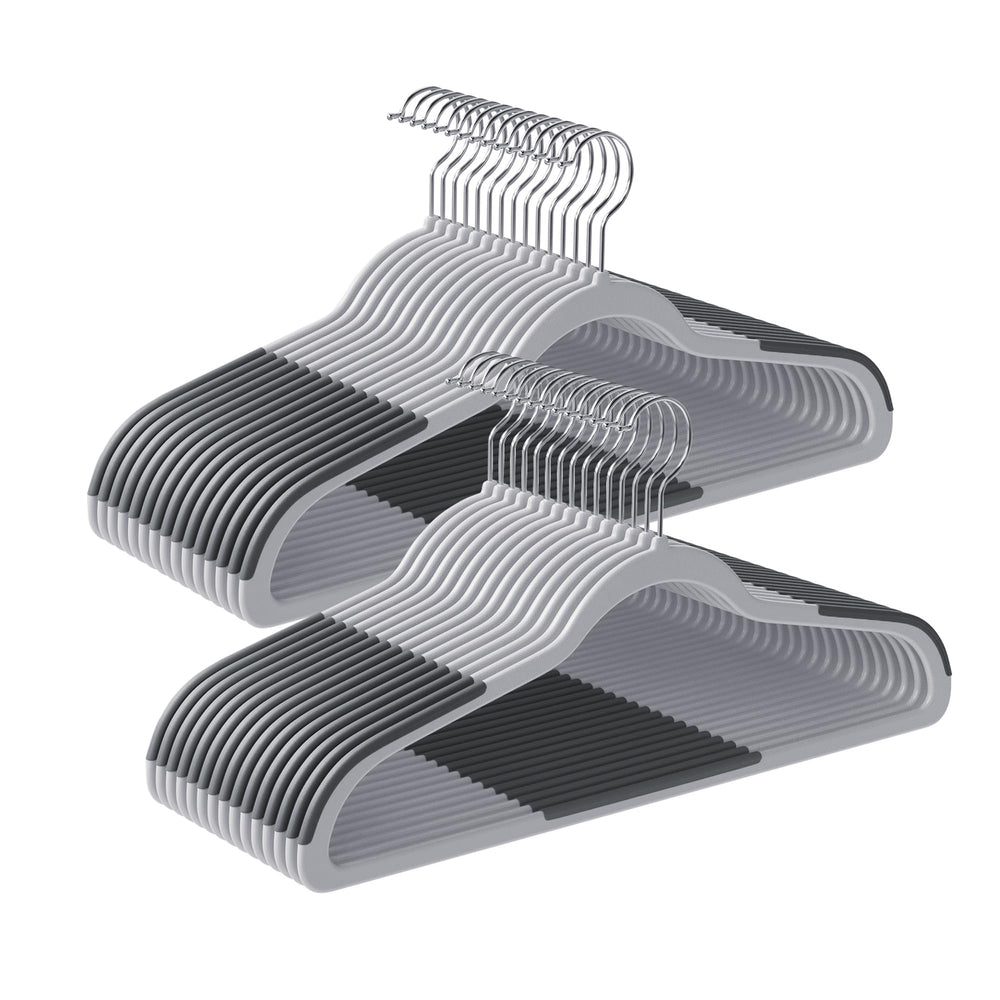 SONGMICS lot de 50 cintres en plastique devant un fond blanc, rangement optimisé