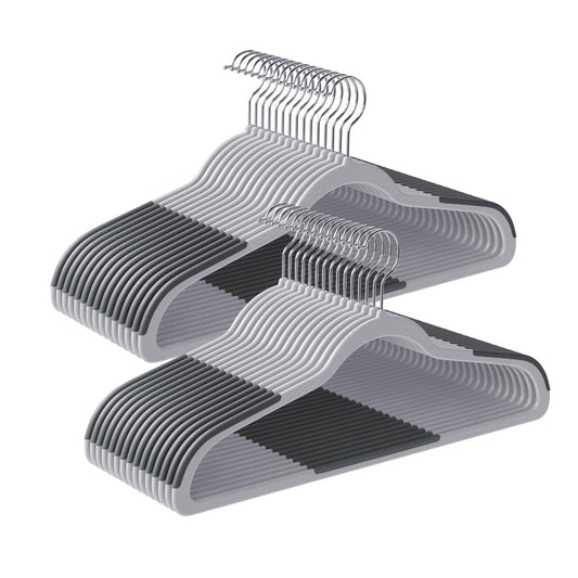 SONGMICS lot de 50 cintres en plastique devant un fond blanc, rangement optimisé