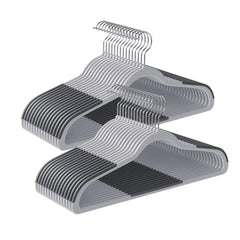SONGMICS lot de 50 cintres en plastique devant un fond blanc, rangement optimisé