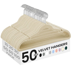 SONGMICS vue de face des 50 cintres velours, gain de place visible