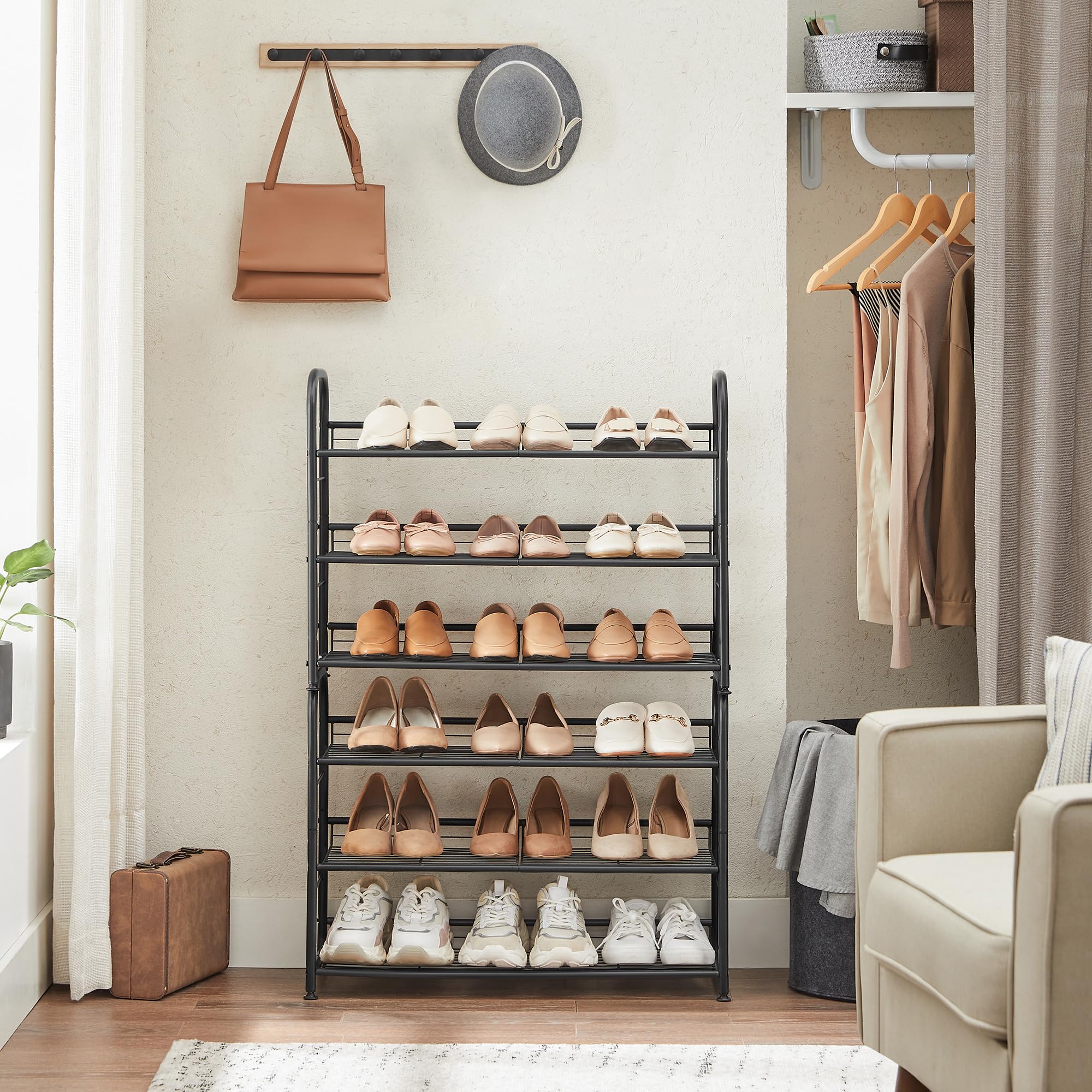 SONGMICS étagère utilisée dans une entrée, range chaussures et accessoires