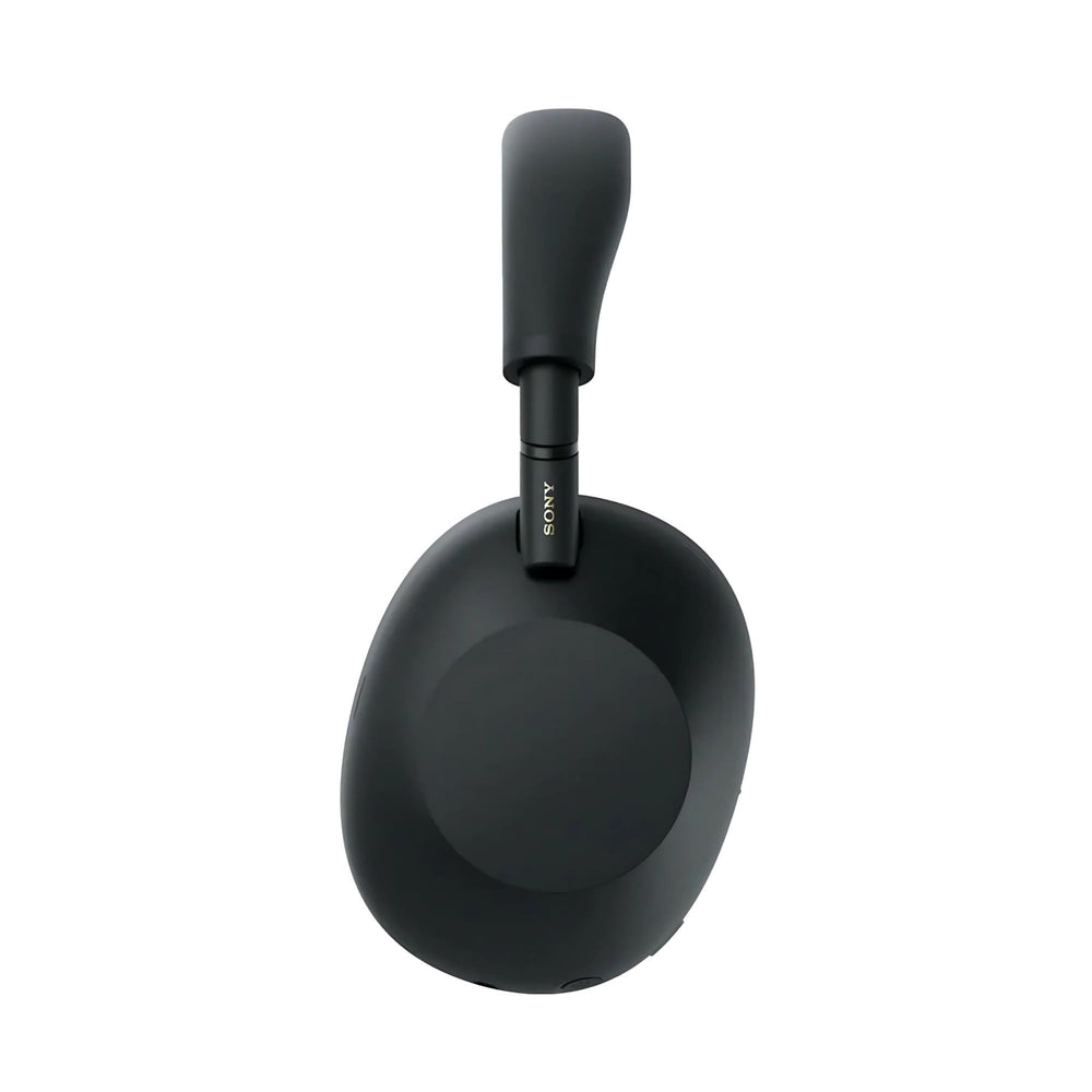 Enfant portant Sony WH-1000XM6 regardant une tablette, confort assuré