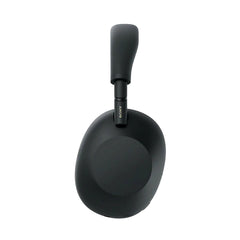 Enfant portant Sony WH-1000XM6 regardant une tablette, confort assuré