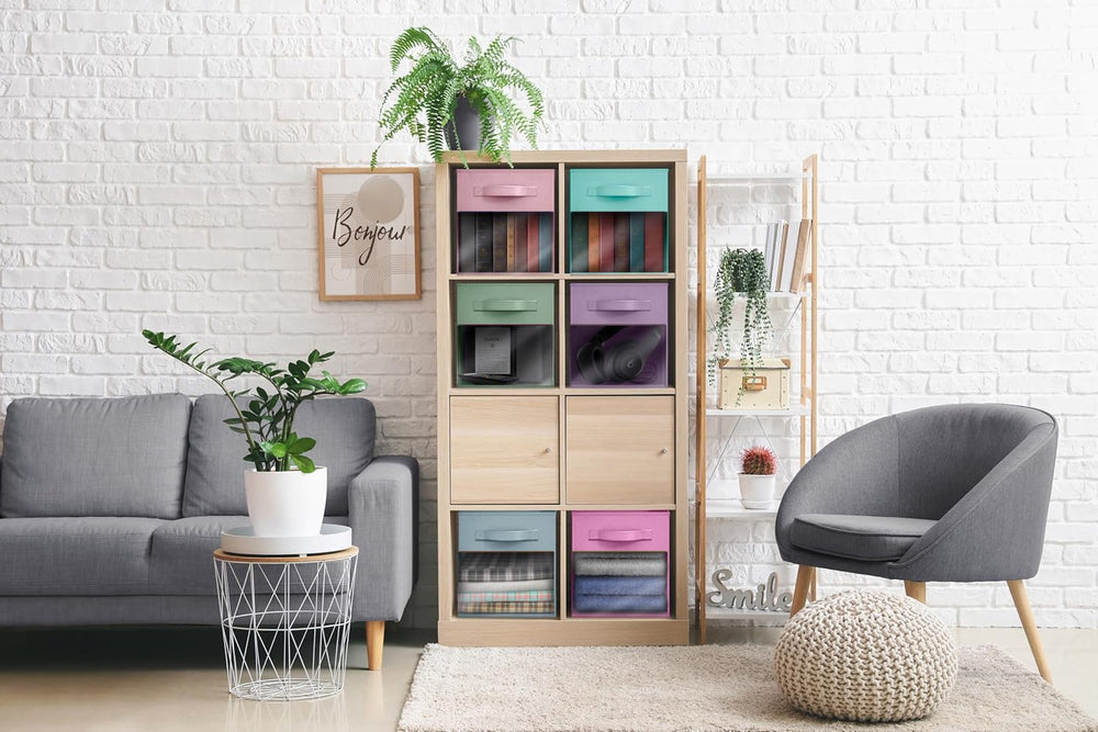 Sorbus cube à côté d'une main pour visualiser l'échelle