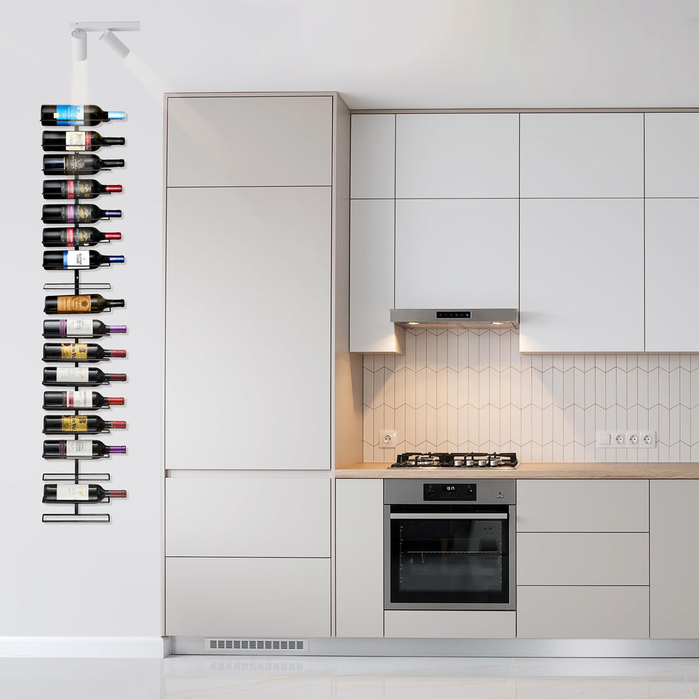 Sorbus porte-bouteilles en usage dans une cuisine optimisant l'espace