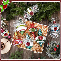 Soulchen ornements accrochés sur sapin en situation festive pour ambiance chaleureuse