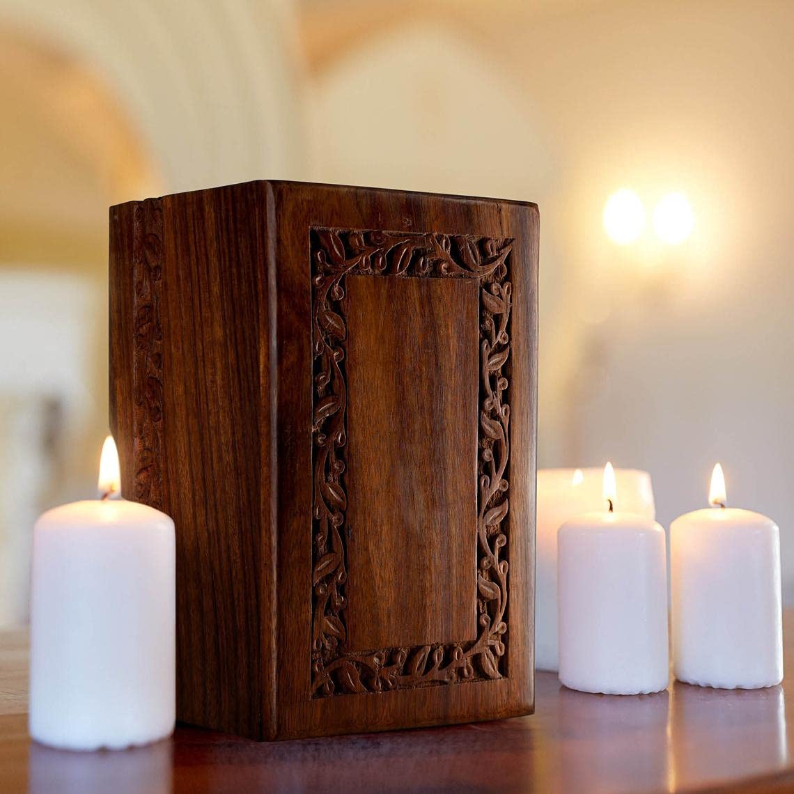 SOULURNS urne dans salon décor respectueux pour hommage discret