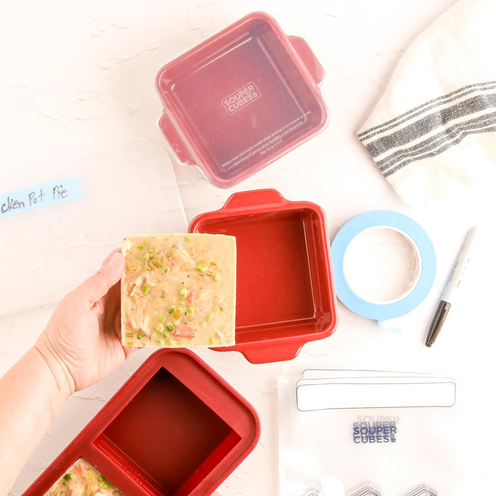 Souper Cubes plat tenu à la main pour montrer taille pratique et proportion