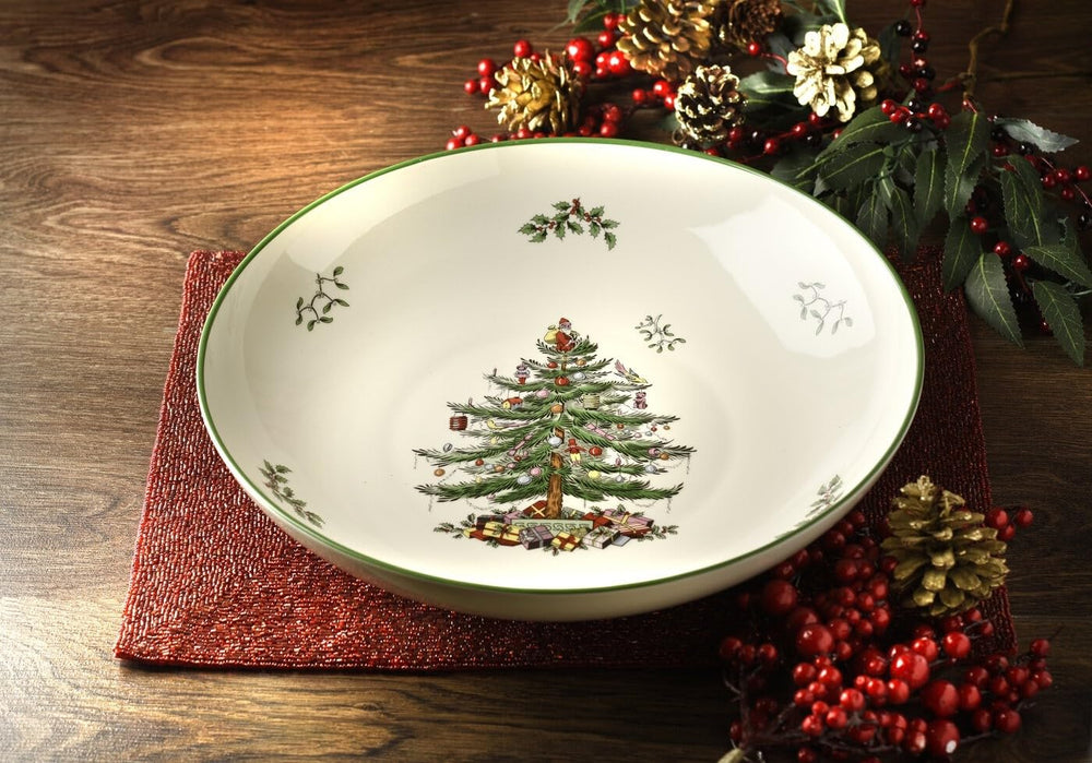 Gros plan motif Spode Christmas Tree mettant en valeur détails et finition