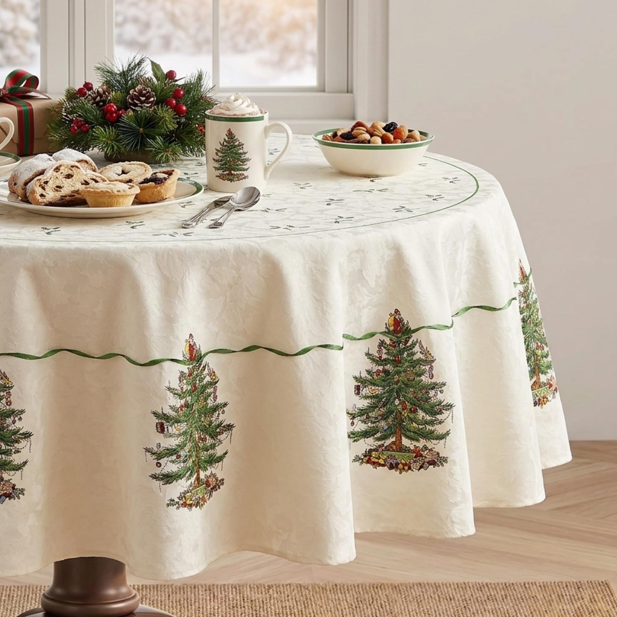Spode nappe ronde vue plongeante montrant motif sapin et élégance de table