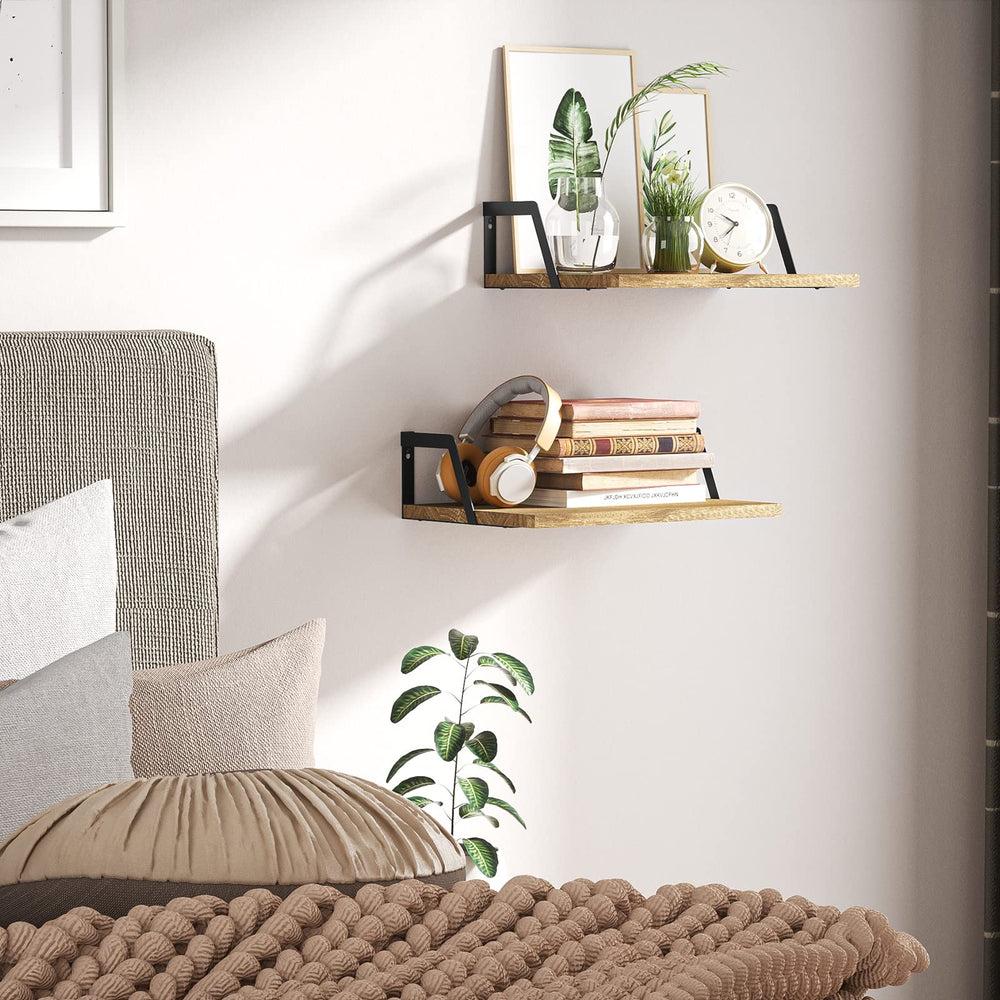 SRIWATANA étagère en usage dans salon exposant cadres et plantes décoratifs