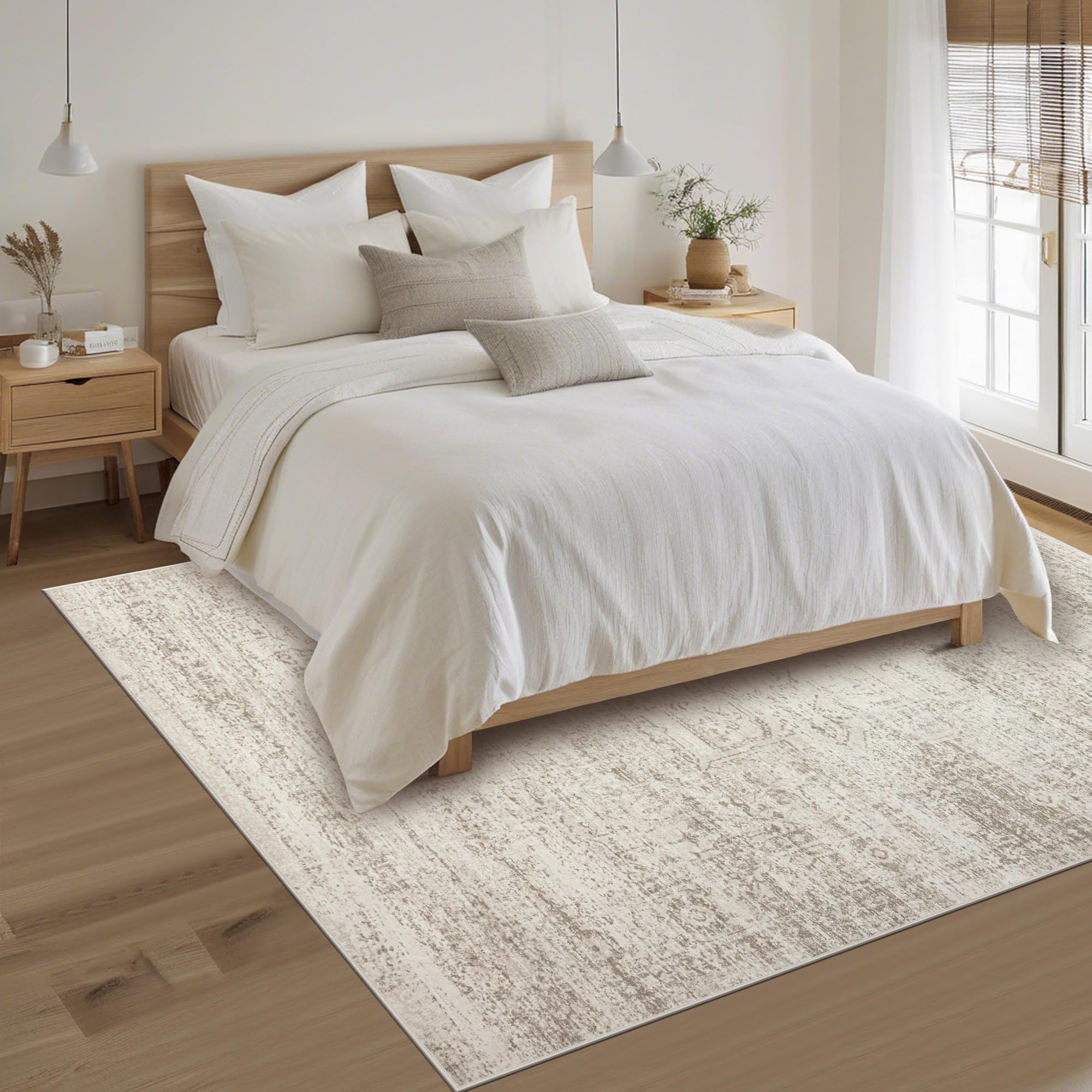 Srugn tapis à côté d'une chaise montrant taille et échelle