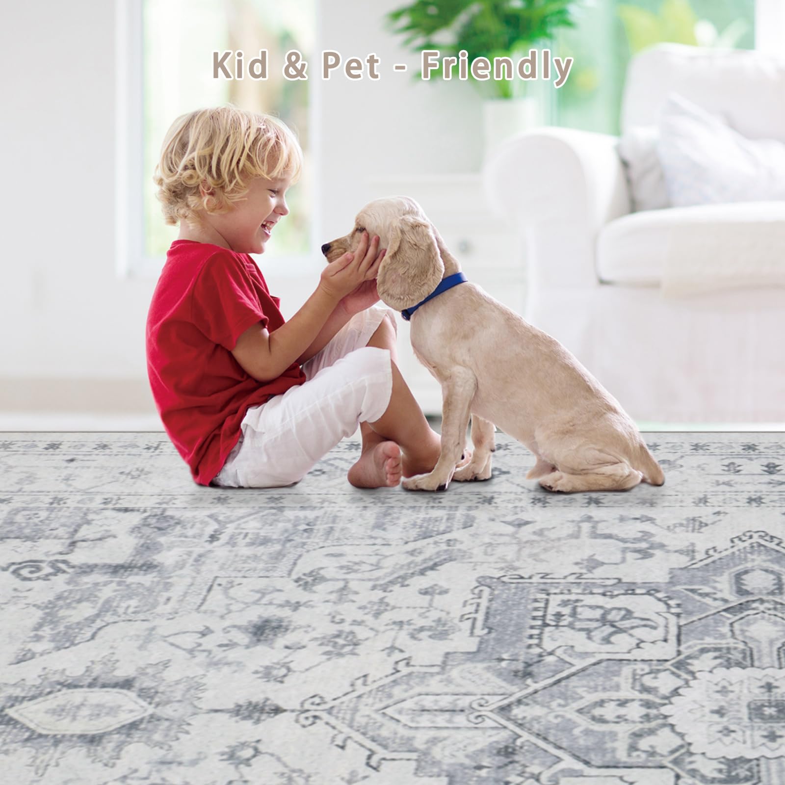 Srugn enfant jouant sur tapis confortable et sûr