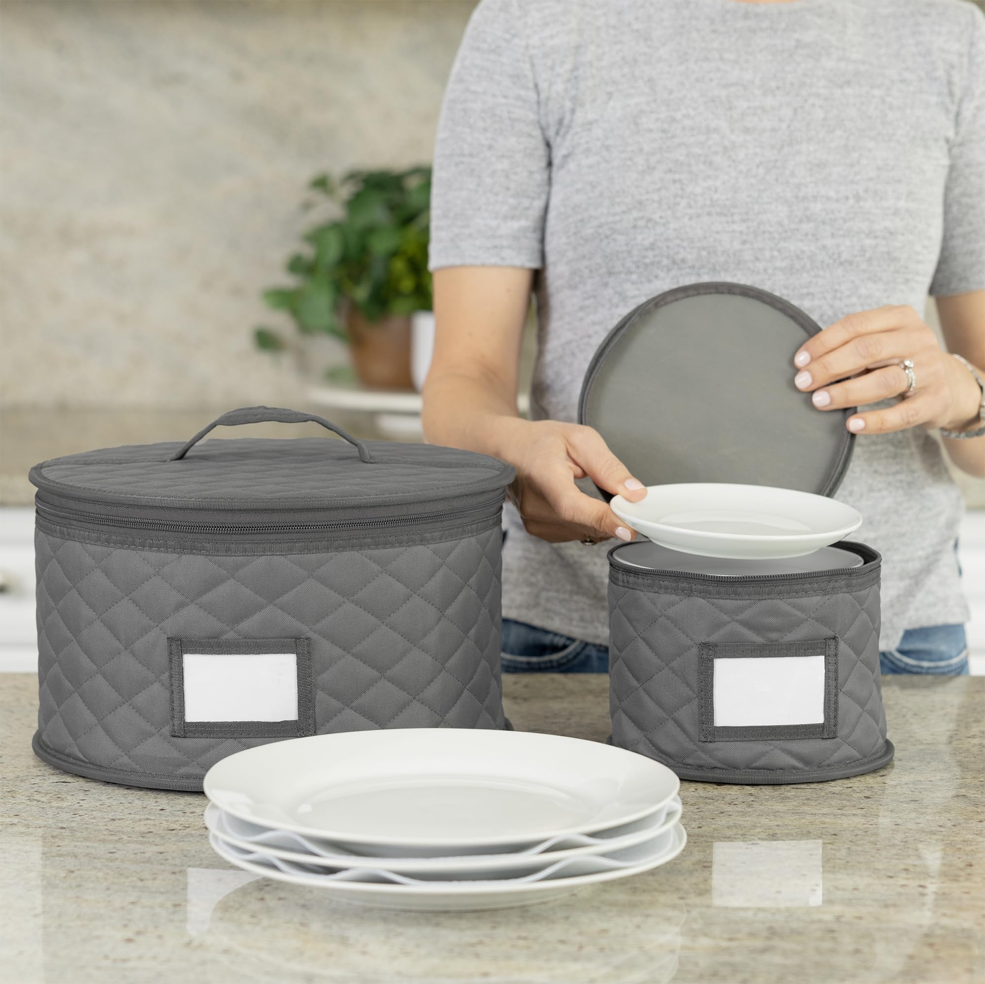 Stack Store Plus More coffret ouvert avec assiettes empilées illustrant la capacité et l'organisation