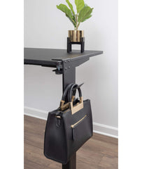 Stand Up Desk Store crochet en usage avec casque, accès rapide et gain de place