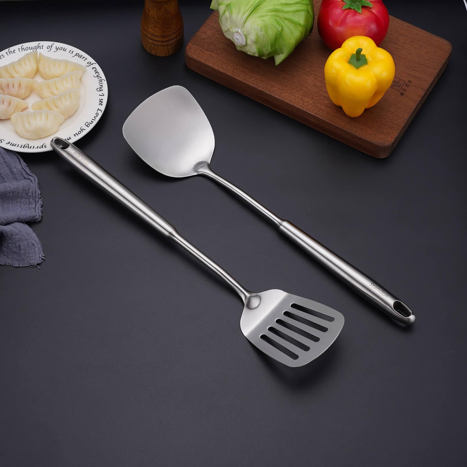 Standcn cuillère spaghetti saisissant pâtes montrant préhension efficace