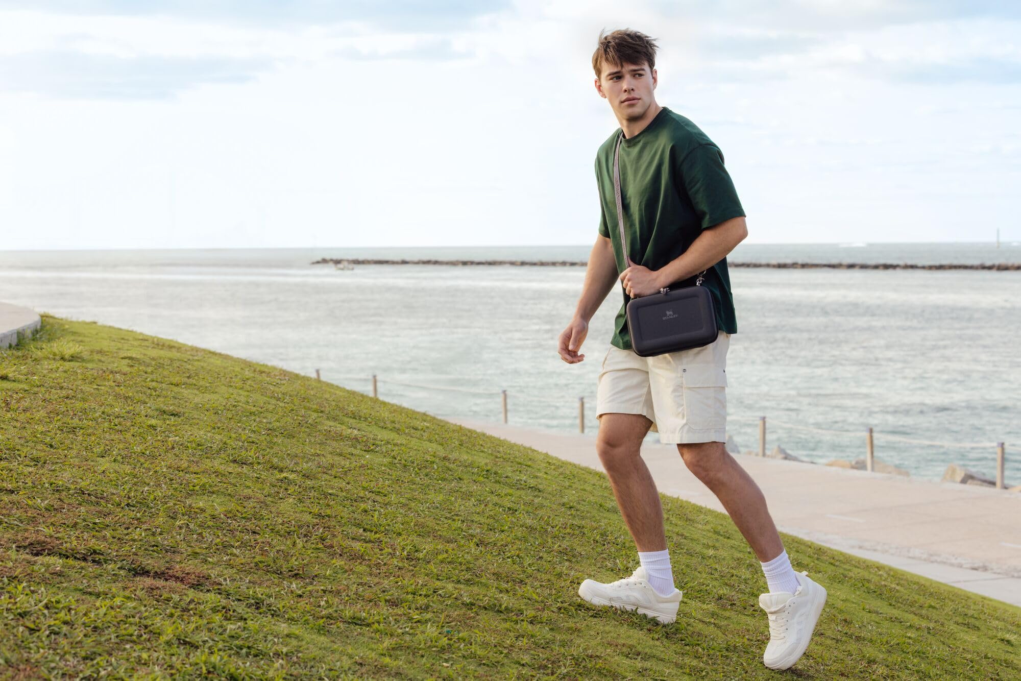 STANLEY sac posé lors d'un pique-nique montrant style et fonctionnalité pour repas en extérieur