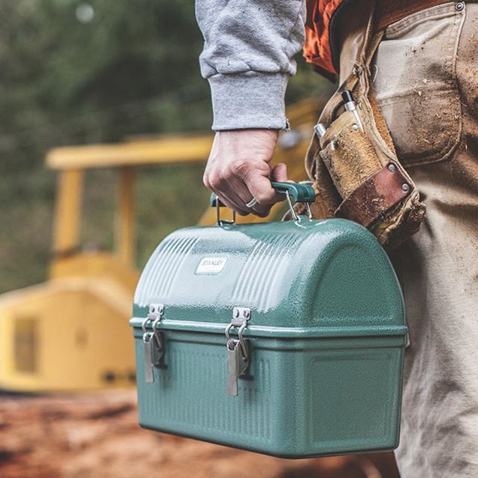 STANLEY lunch box sur chantier illustrant durabilité en usage réel